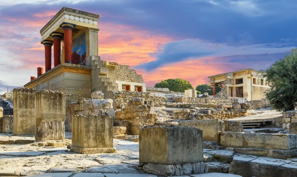 29 km from Villa Grande.


The Palace of Knossos constituted the seat of King Minos and is located on a lush hill about 
5 km southeast of Heraklion.